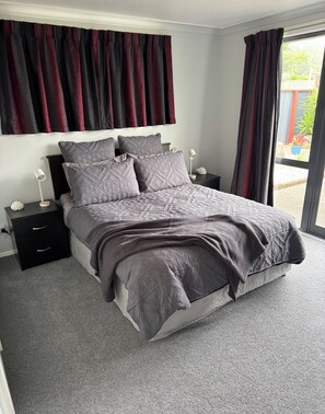 4 bedrooms, iron/ironing board, WiFi, bed sheets - Escape to Tranquility - Book your stay at Bowentown Retreat Today. (Bowentown)