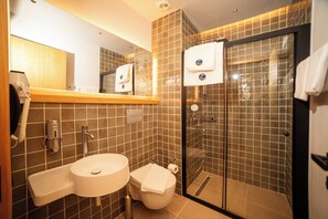 Superior Room | Bathroom | Shower, hair dryer, towels, soap - MAVİSU KEFALOS HOTEL (Çanakkale)
