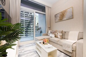 TV - 1BR Facing Canal and City Views, A Short Walk to Bus Stop and Marine Transport (Dubai)