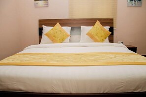 Habitació Deluxe, balcó, vistes a la ciutat | Caixa forta a l'habitació i escriptori 