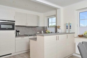 Fridge, stovetop, dining tables - Holiday apartment with 2 bedrooms (Wenningstedt)