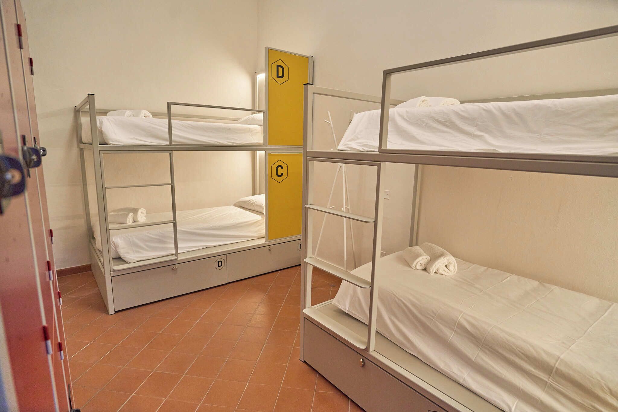 Dormitorio compartido clásico, vistas a la ciudad | Wifi gratis y ropa de cama