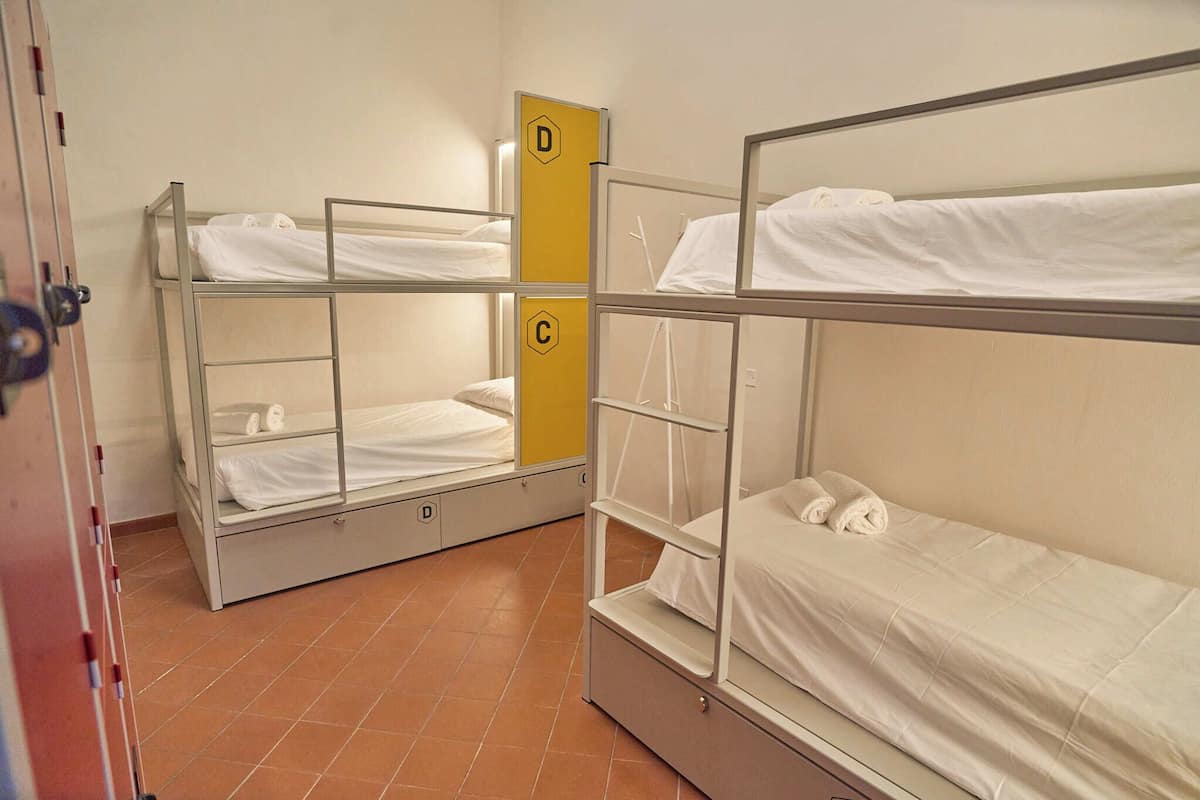 Dormitorio compartido clásico, vistas a la ciudad | Wifi gratis y ropa de cama
