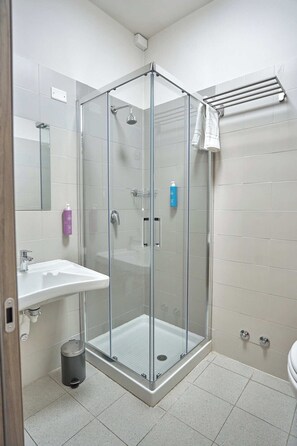 Classic Double or Twin Room, City View | Bathroom | Free toiletries, towels, soap, shampoo - Lucca Hostel & Rooms San Frediano (Lucca)