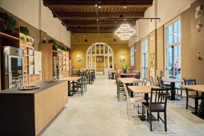 Free daily buffet breakfast - Lucca Hostel & Rooms San Frediano (Lucca)