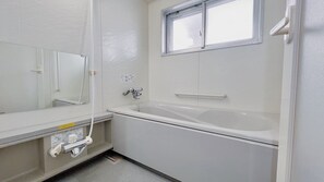 Quarto família | Banheiro | Chuveiro/banheira combinados, secador de cabelo, toalhas de banho 