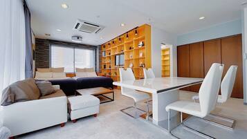 Family Room | Living area | 40-inch TV with digital channels