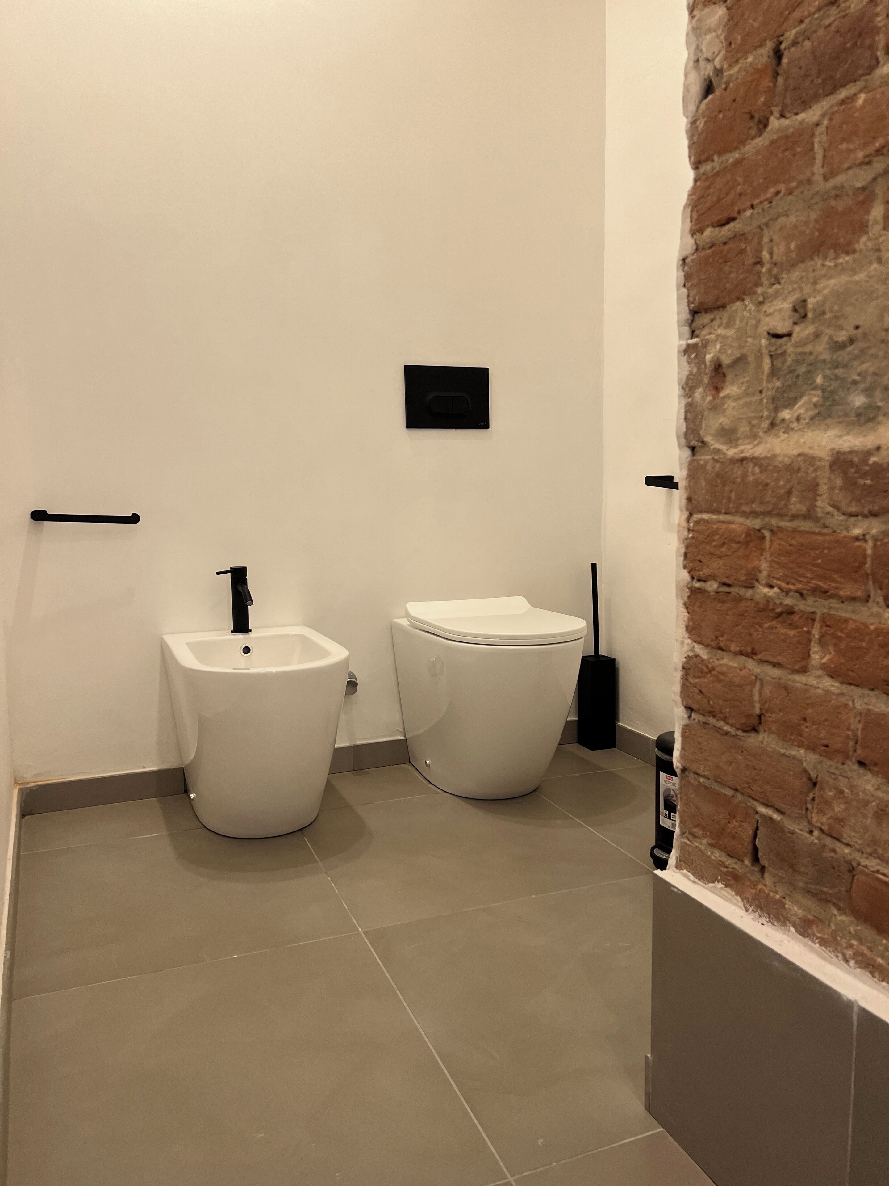 Habitación triple | Baño | Ducha y albornoces