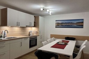 Jääkaappi, uuni, liesi, astianpesukone