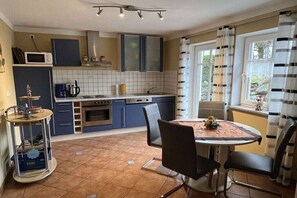 Fridge, microwave, oven, stovetop - Seidl - Holiday Apartment (Kirchberg i. Wald)