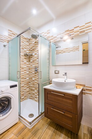 Shower, bidet, towels - Cozy Escape by Napoliapartments (Naples)