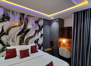 Apartamento econômico, sacada, vista para a cidade | Escrivaninha, espaço de trabalho para notebook, cortinas blackout