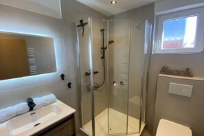 Shower, hair dryer - Holiday apartment with 1 bedroom (Norderney)