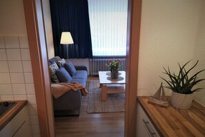 Een smart-tv, een dvd-speler en een stereo