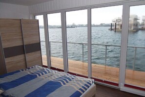 2 bedrooms, iron/ironing board, travel cot, free WiFi - Holiday Home Floating House (Kappeln)