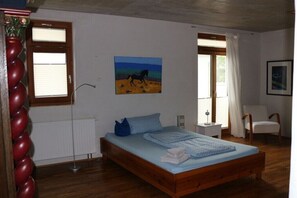 5 slaapkamers, een strijkplank/strijkijzer, gratis wifi, beddengoed