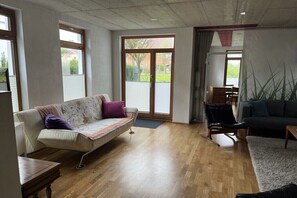 Smart TV, fireplace, books - Holiday home in Murnau with swimming pool (Murnau)