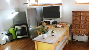 Réfrigérateur, micro-ondes, four, plaque de cuisson