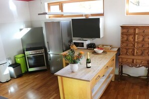 Fridge, microwave, oven, stovetop - Holiday home in Murnau with swimming pool (Murnau)