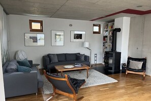 Smart-tv, een open haard en boeken
