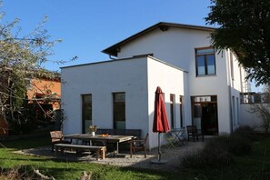 Outdoor dining - Holiday home in Murnau with swimming pool (Murnau)
