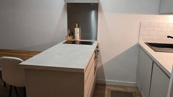 KĂŒhlschrank, Mikrowelle, Ofen, Herdplatte