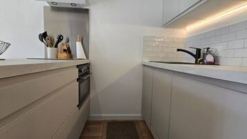 Frigorifero, microonde, forno, piano cottura