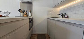 Frigorífico, microondas, horno y placa de cocina