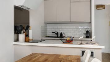 Réfrigérateur, micro-ondes, four, plaque de cuisson