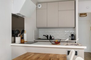 Fridge, microwave, oven, stovetop - Apartment "Chez Suzi - La Baule Centre" with Private Terrace and Wi-Fi (La Baule)