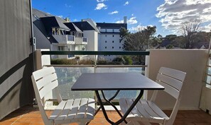 Outdoor dining - Apartment "Chez Suzi - La Baule Centre" with Private Terrace and Wi-Fi (La Baule)