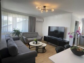 Living area - Sleeps 4, Private Ground Floor (Heathcote)