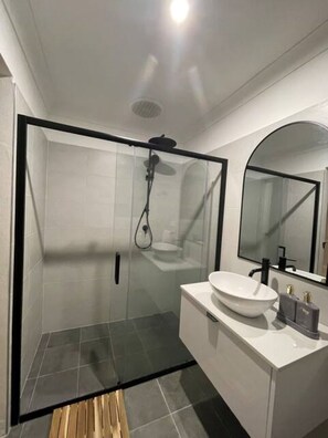 Shower, eco-friendly toiletries, hair dryer, towels - Guesthouse Nature Escape Sleeps up to 6 (Heathcote)