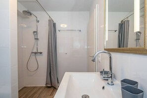 Shower, hair dryer - Holiday apartment with 1 bedroom (Tinnum)