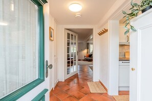Interior - Island love under a thatched roof (Wyk Boldixum)