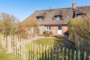 Exterior - Island love under a thatched roof (Wyk Boldixum)