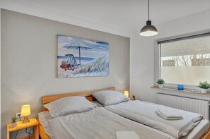 6 bedrooms, iron/ironing board, free WiFi - Beach walk.................. (Maasholm-Bad)
