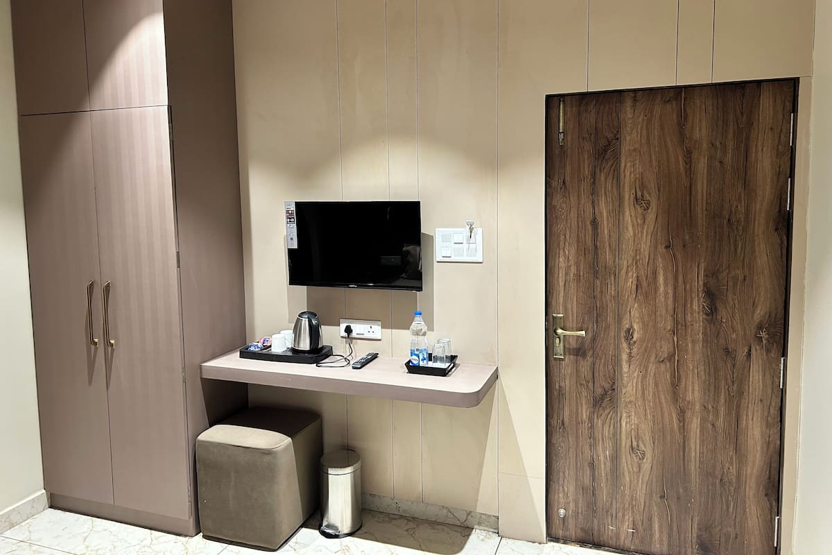 Laptop workspace, free WiFi