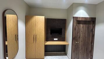 Standard-Doppelzimmer | Laptopgeeigneter Arbeitsplatz, kostenloses WLAN