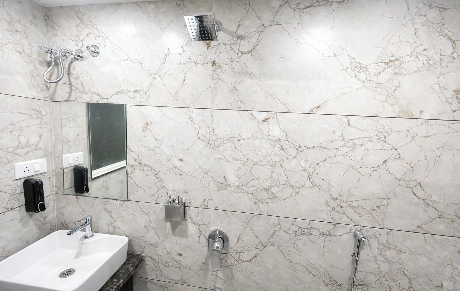 Een douche, handdoeken, zeep, shampoo