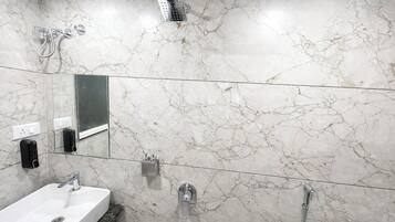 Een douche, handdoeken, zeep, shampoo