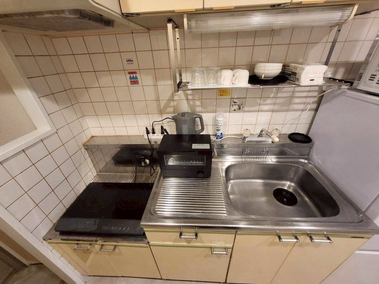 Huoneisto | Yksityinen keittiö | Täysikokoinen jääkaappi, mikroaaltouuni, uuni, liesi