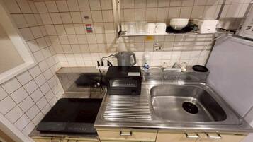 Huoneisto | Yksityinen keittiö | Täysikokoinen jääkaappi, mikroaaltouuni, uuni, liesi