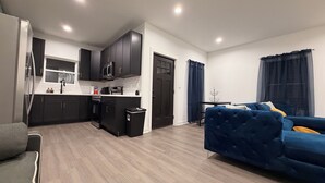 Un apartamento moderno con cocina, comedor y sala de estar.