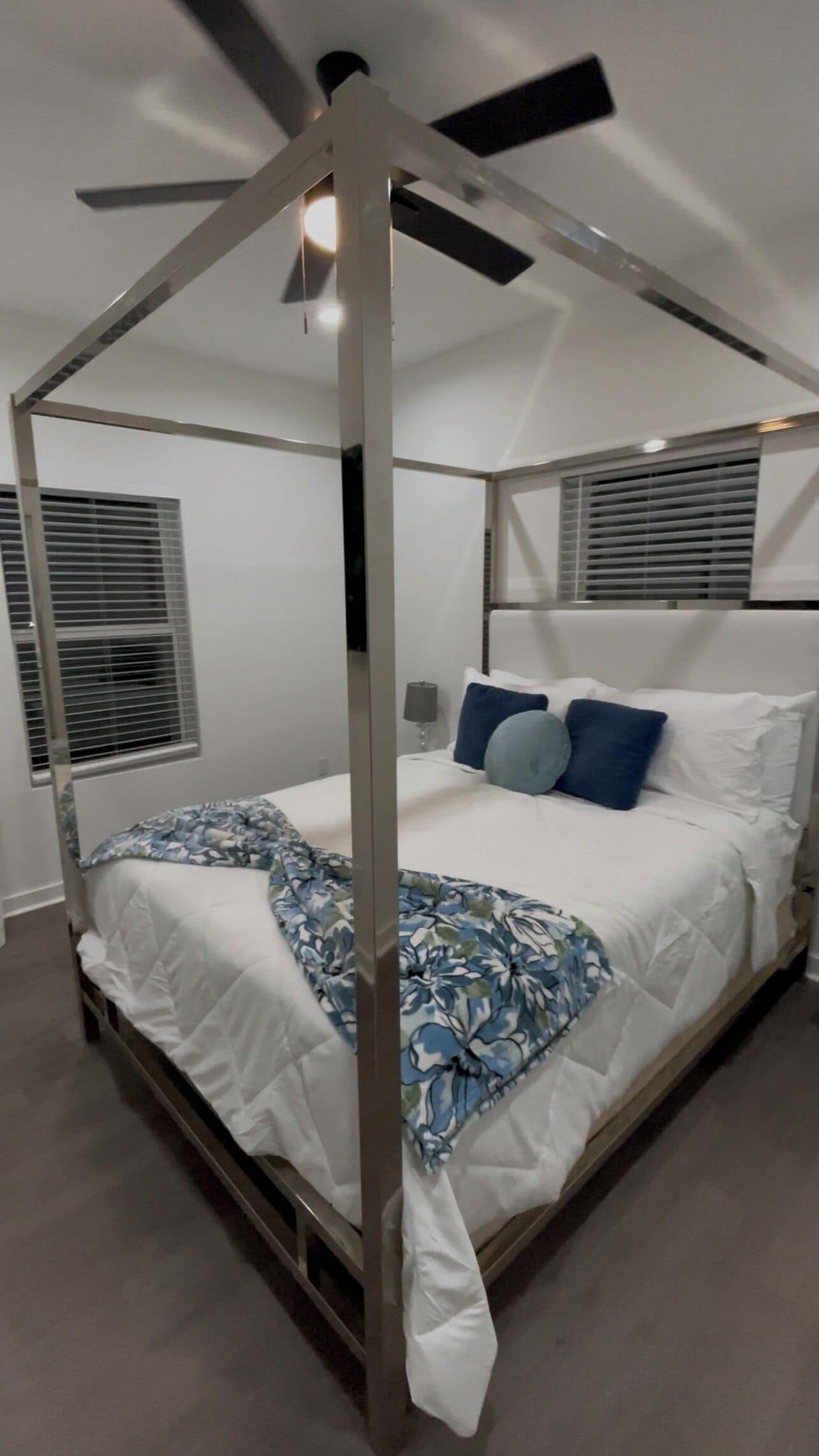 Tabla de planchar con plancha, wifi y ropa de cama 