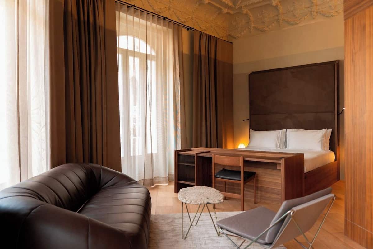 Suíte grand | Roupas de cama premium, frigobar, cofres nos quartos, escrivaninha