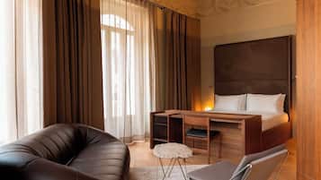 Grand-sviitti | Ylelliset vuodevaatteet, minibaari, tallelokero huoneessa, työpöytÀ