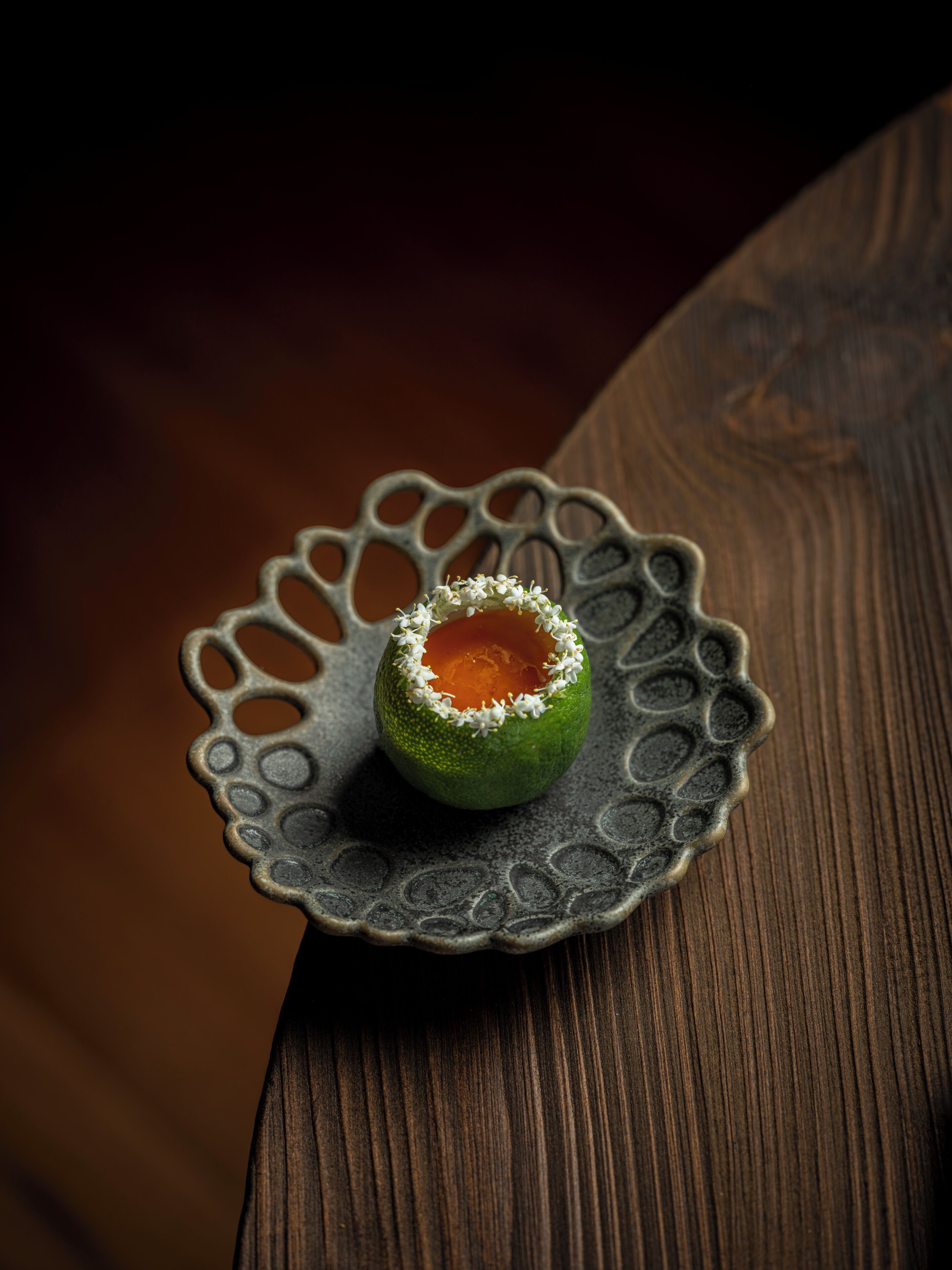Una lima con un diseño decorativo sobre una mesa de madera.