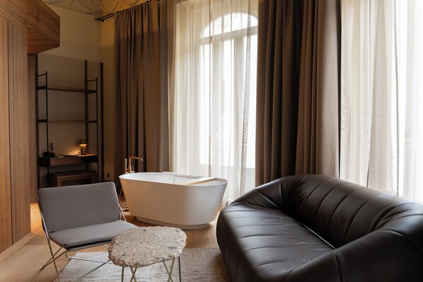 Grand Suite | Premium bedding, minibar, in-room safe, desk - Mercer Madrid  (Madrid)