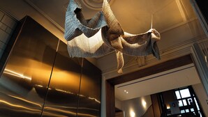 Een modern interieur met een unieke hangende sculptuur.